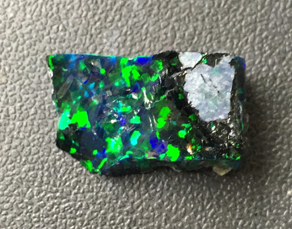 〈合成オパール〉樹脂含浸をしていない原石の端材です。　ブラック/緑斑　3.9ｇ　 2枚目の画像