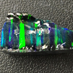 〈合成オパール〉樹脂含浸をしていない原石の端材です。　ブラック/緑斑　3.9ｇ　 3枚目の画像