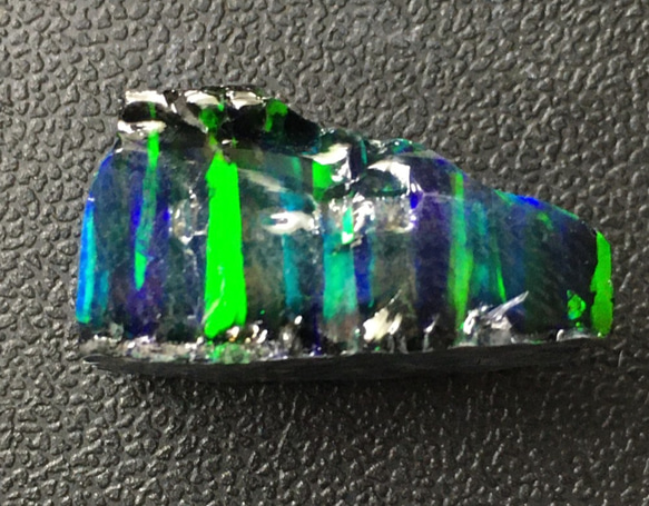 〈合成オパール〉樹脂含浸をしていない原石の端材です。　ブラック/緑斑　3.9ｇ　 3枚目の画像