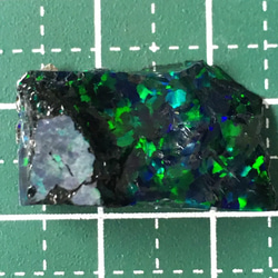 〈合成オパール〉樹脂含浸をしていない原石の端材です。　ブラック/緑斑　3.9ｇ　 4枚目の画像