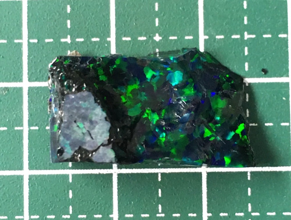 〈合成オパール〉樹脂含浸をしていない原石の端材です。　ブラック/緑斑　3.9ｇ　 4枚目の画像