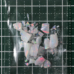 〈合成オパール〉樹脂含浸をしていない原石の端材です。　ホワイト/赤斑　1.4ｇ　⑬ 2枚目の画像