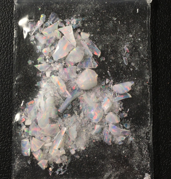 《合成オパール》(フローレスオパール) 原石 ホワイト/赤斑 1.4ｇ ⑭ 1枚目の画像