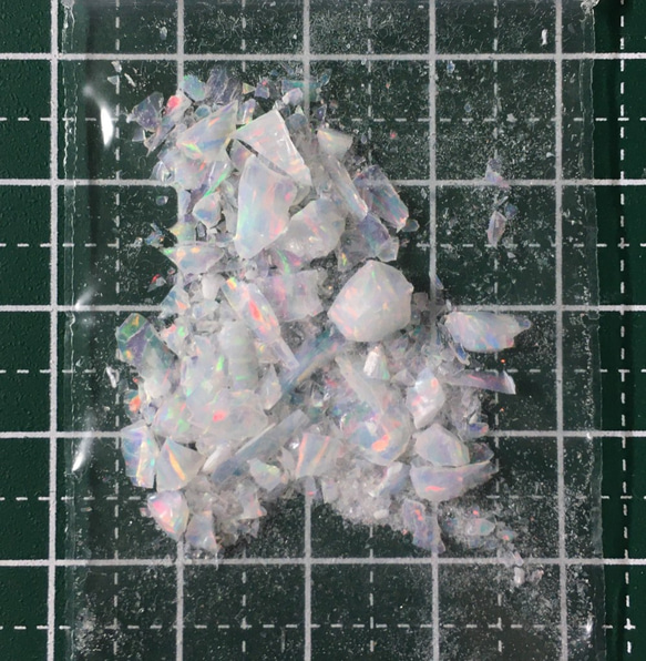 《合成オパール》(フローレスオパール) 原石 ホワイト/赤斑 1.4ｇ ⑭ 2枚目の画像