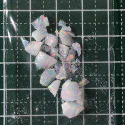 〈合成オパール〉樹脂含浸をしていない原石の端材です。　ホワイト/赤斑　1.4ｇ　㉑ 2枚目の画像