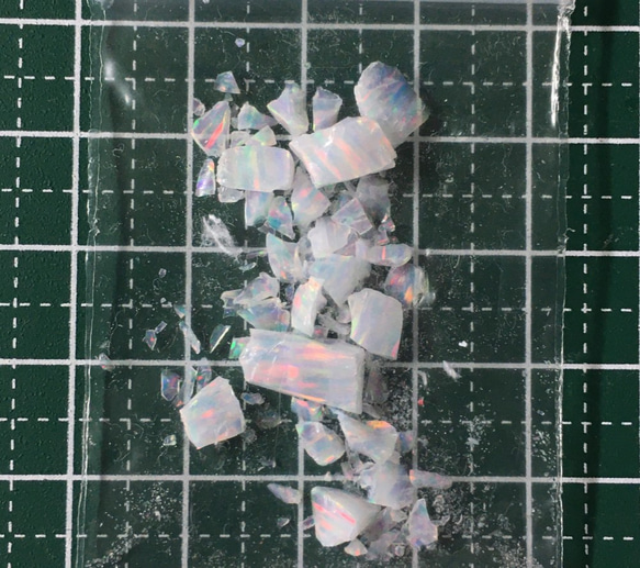 〈合成オパール〉樹脂含浸をしていない原石の端材です。　ホワイト/赤斑　1.4ｇ　㉔ 2枚目の画像
