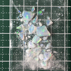 〈合成オパール〉樹脂含浸をしていない原石の端材です。　ホワイト/マルチ斑　1.4ｇ　㉕ 2枚目の画像