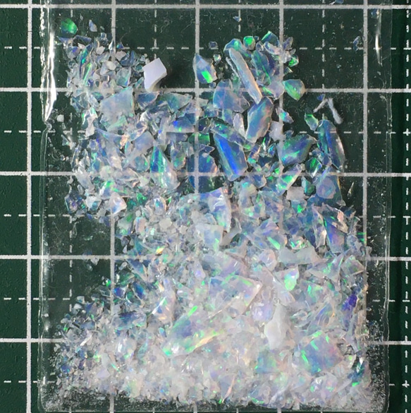 〈合成オパール〉樹脂含浸をしていない原石の端材です。　ホワイト/緑斑　1.4ｇ　⑮ 2枚目の画像
