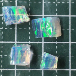 〈合成オパール〉樹脂含浸をしていない原石の端材です。　ウォーター/緑斑　1.4ｇ　㉟ 2枚目の画像