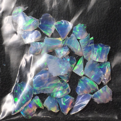 《合成オパール》(フローレスオパール)　原石　ホワイト/緑斑　1.4ｇ　⑱ 1枚目の画像
