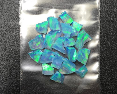 人工オパール》(ネオンオパール) 原石 ターコイズ/緑斑 3.4g ④ (樹脂