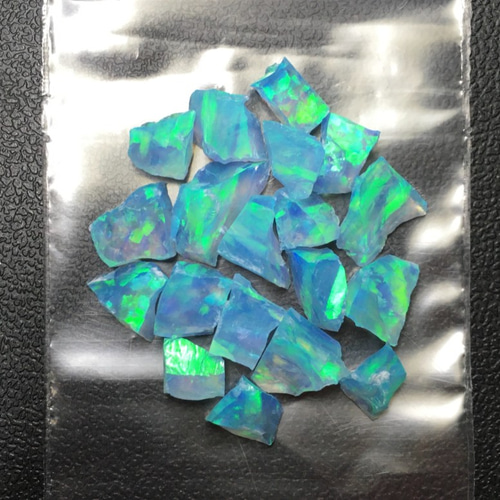 人工オパール》(ネオンオパール) 原石 ターコイズ/緑斑 3.4g ④ (樹脂