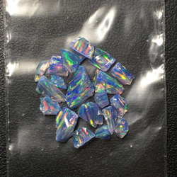 《合成オパール》(フローレスオパール) 原石 ブルー/マルチ斑 1.4ｇ 1枚目の画像