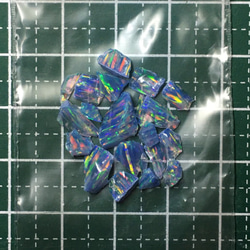 《合成オパール》(フローレスオパール) 原石 ブルー/マルチ斑 1.4ｇ 2枚目の画像