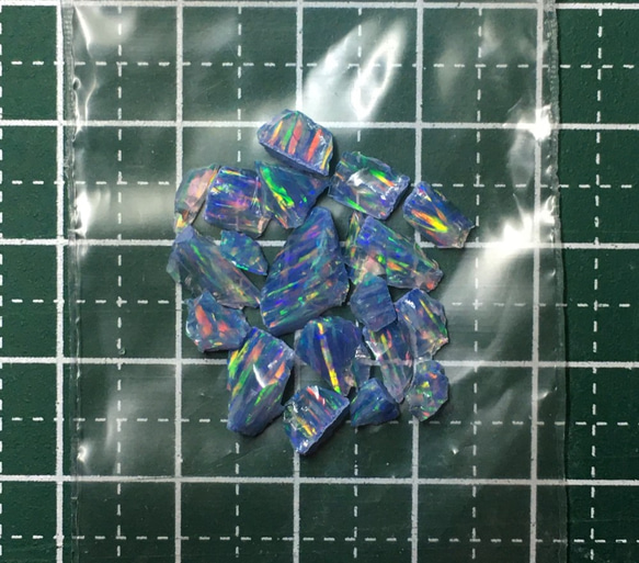 《合成オパール》(フローレスオパール) 原石 ブルー/マルチ斑 1.4ｇ 2枚目の画像
