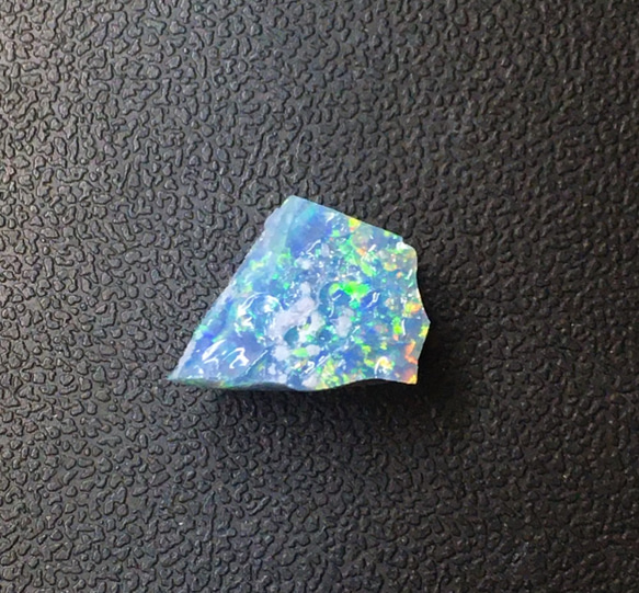 《合成オパール》(フローレスオパール) 原石 ブルー/マルチ斑 1.8ｇ 　 3枚目の画像