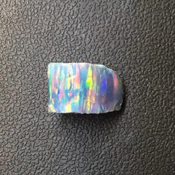 《合成オパール》(フローレスオパール) 原石 ブルー/マルチ斑 1.8ｇ 　 1枚目の画像