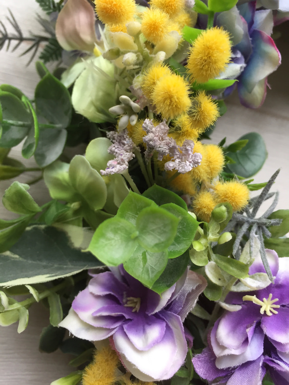 紫小花とミモザのリース 2枚目の画像