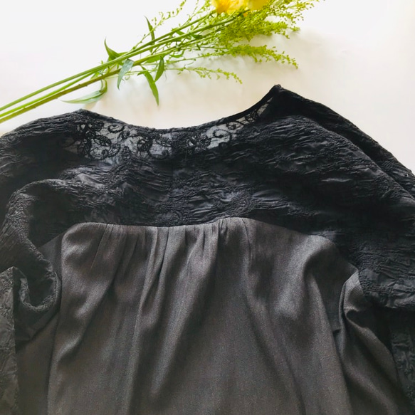 黑色 Dolman 套頭衫，帶有花卉刺繡和可愛的背面 第1張的照片