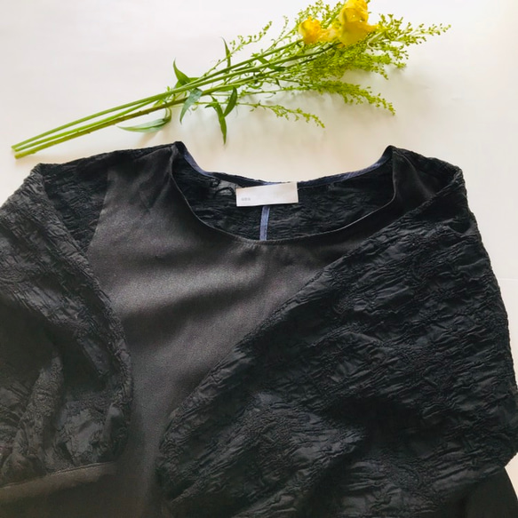 黑色 Dolman 套頭衫，帶有花卉刺繡和可愛的背面 第6張的照片