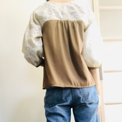 [定制] 花卉刺繡蝙蝠套頭衫，背面可愛，米色 x 駝色 第2張的照片