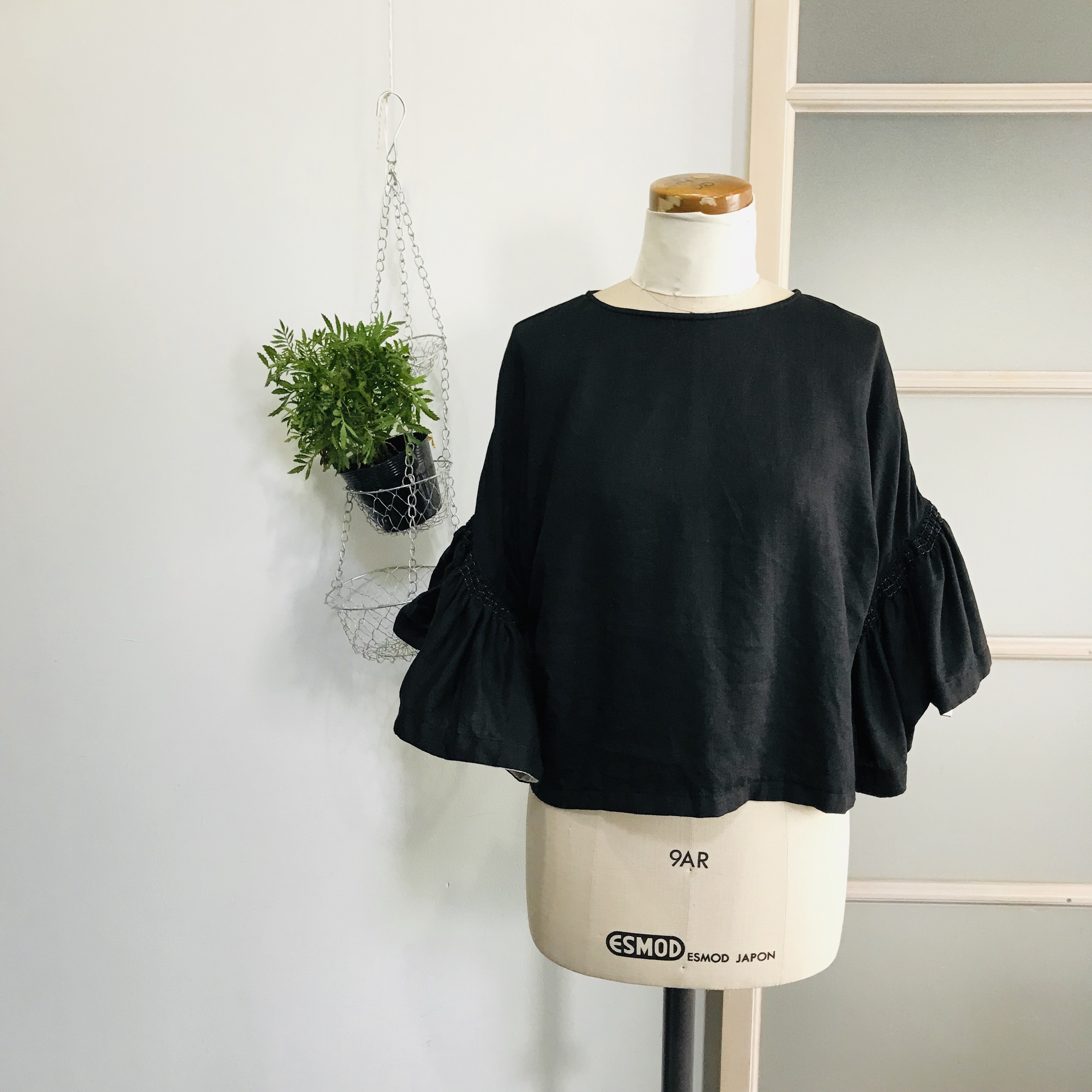 シワになりにくいリネン100% ボリューム袖のデザインブラウス  黒