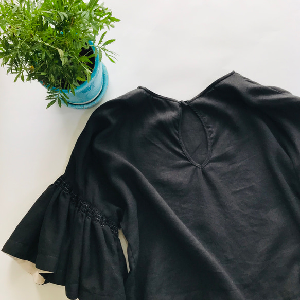 【受注生産】シワになりにくいリネン100% ボリューム袖のデザインブラウス  黒 4枚目の画像