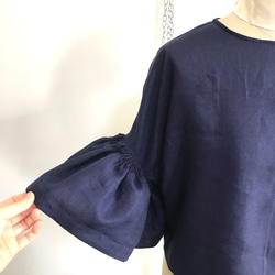 【受注生産】シワになりにくいリネン100% ボリューム袖のデザインブラウス  ネイビー 7枚目の画像