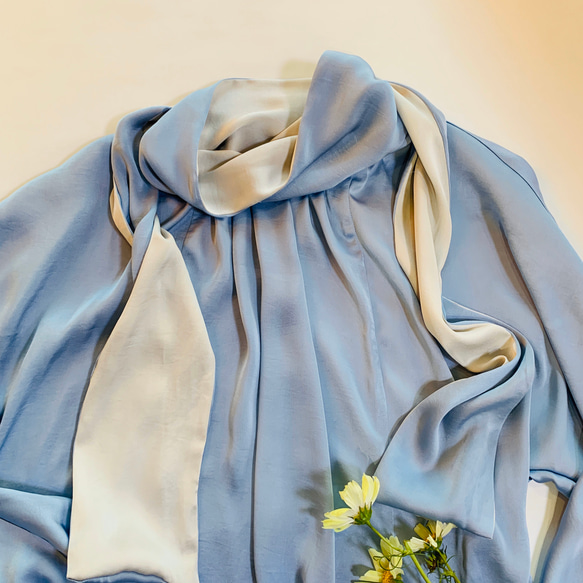上品サテンのボウタイスカーフ配色ブラウス　　サックスブルー 8枚目の画像