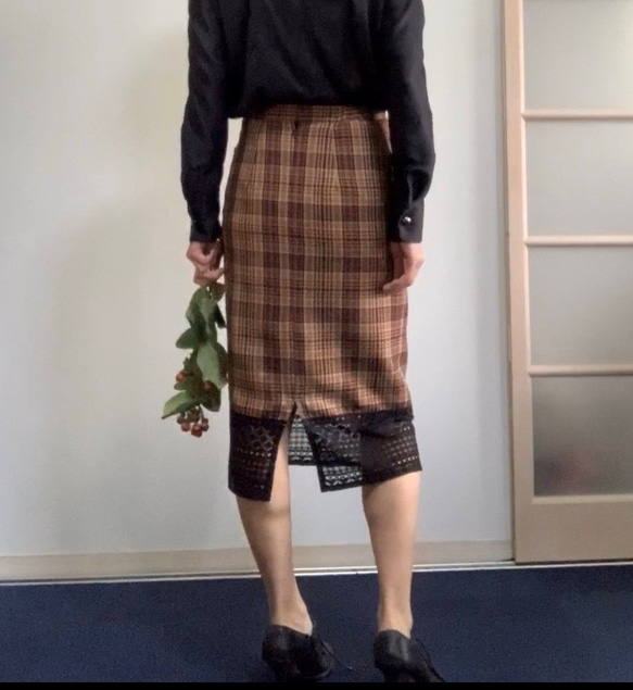 [SALE] 蕾絲格紋 x 蕾絲緊身裙 棕色 x 黑色 第4張的照片