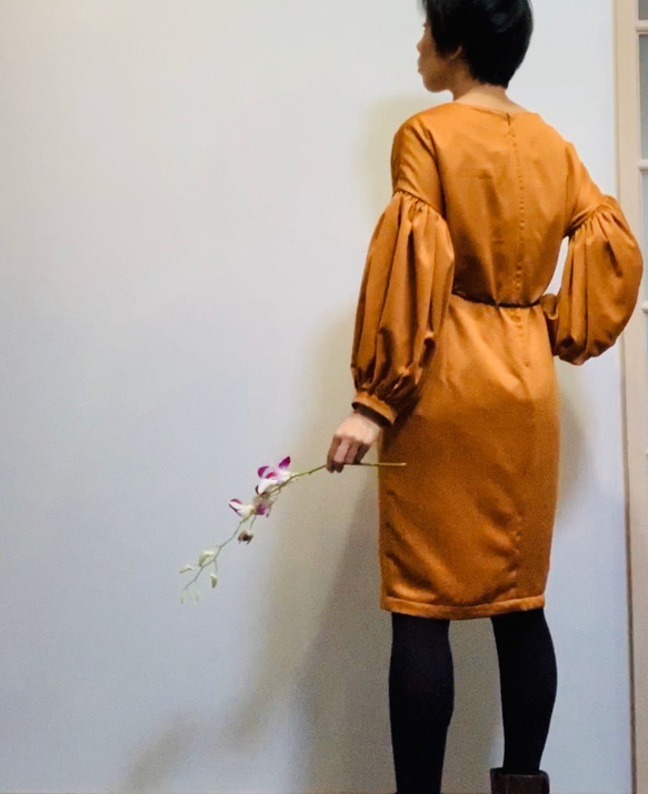 [SALE] 絨面革拉絲啞光光澤緞面捲袖連衣裙橙色 第1張的照片