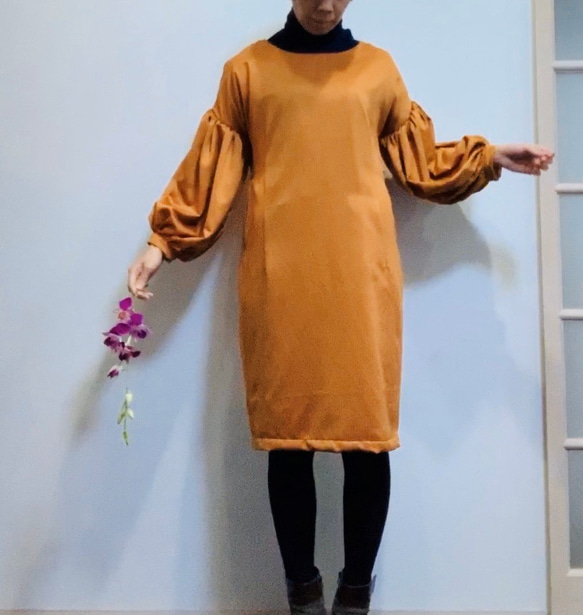 [SALE] 絨面革拉絲啞光光澤緞面捲袖連衣裙橙色 第2張的照片