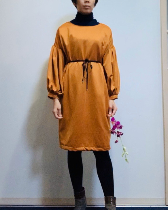 [SALE] 絨面革拉絲啞光光澤緞面捲袖連衣裙橙色 第3張的照片