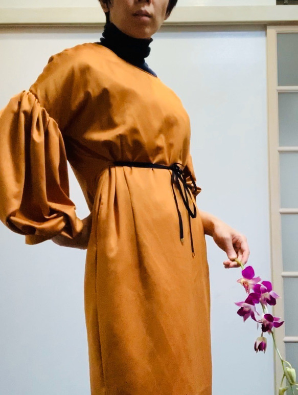 [SALE] 絨面革拉絲啞光光澤緞面捲袖連衣裙橙色 第4張的照片