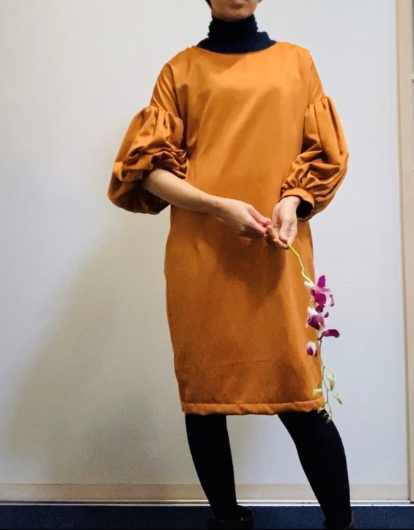 [SALE] 絨面革拉絲啞光光澤緞面捲袖連衣裙橙色 第5張的照片