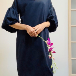 [SALE] 麂皮拉絨啞光光澤緞面寬鬆袖連衣裙海軍 第7張的照片