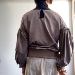 [SALE] 仿麂皮拉絨啞光亮面緞面大廓形寬鬆運動衫摩卡 第4張的照片
