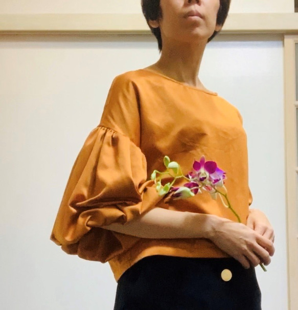 [SALE] 絨面革拉絲啞光光澤緞面寬鬆袖襯衫橙色 第2張的照片