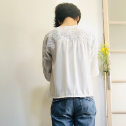 白色 Dolman 套頭衫，帶有花卉刺繡和可愛的背面 第1張的照片