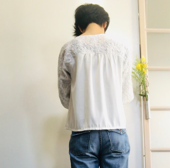白色 Dolman 套頭衫，帶有花卉刺繡和可愛的背面 第1張的照片