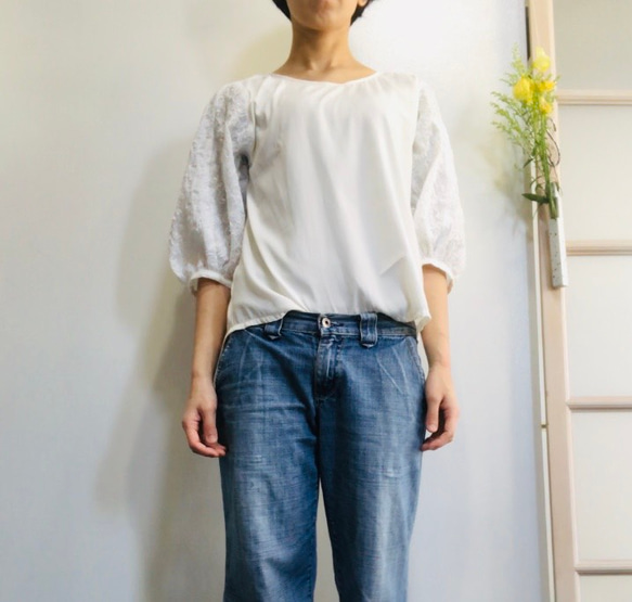 白色 Dolman 套頭衫，帶有花卉刺繡和可愛的背面 第2張的照片