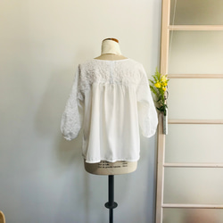 白色 Dolman 套頭衫，帶有花卉刺繡和可愛的背面 第4張的照片