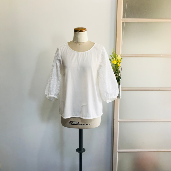 白色 Dolman 套頭衫，帶有花卉刺繡和可愛的背面 第5張的照片