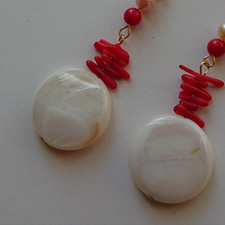 コイン型シェルと赤サンゴのロングピアス(左) 3枚目の画像