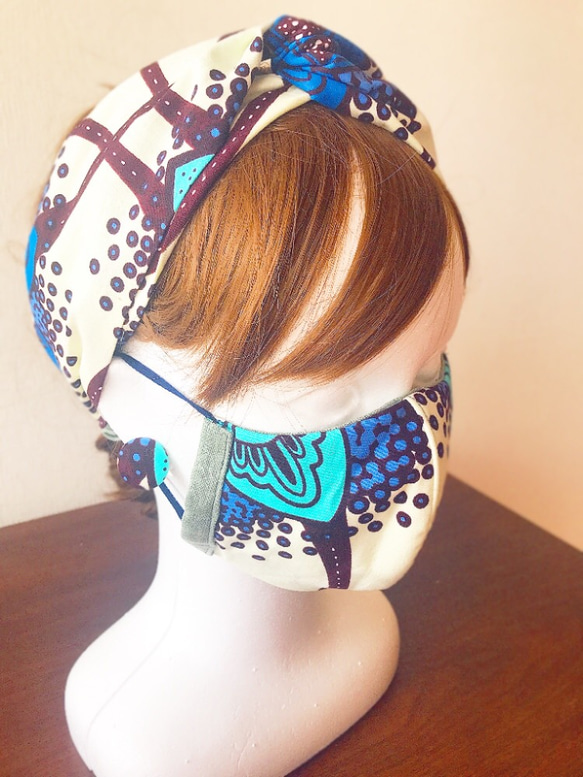 ブルーフラワー　リネン&アフリカンプリントリバーシブルマスクにコーデできるヘアバンドandピアスセット 1枚目の画像