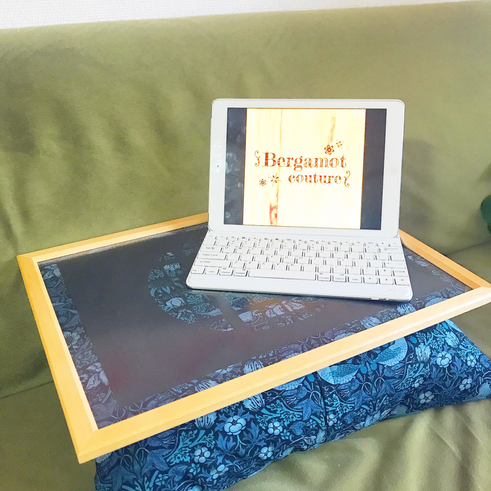 特集掲載！「わたしにできるならば」ファブリックパネル&ラップトレイ&クッション　ウイリアムモリスデザインの生地を使用 7,800円