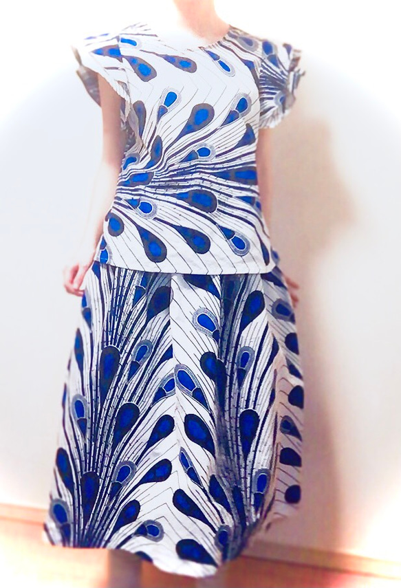 SALEクジャク柄のヒラヒラ袖ブラウス&ゴムギャザースカートのセットアップ『ハッピーファブリックアフリカンプリント』 1枚目の画像