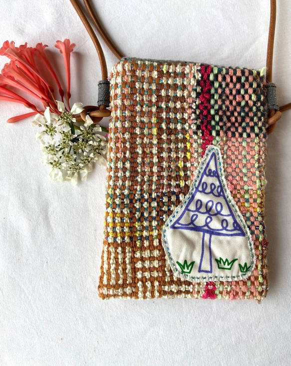 【１点物】手織り生地のお出かけ用ポシェット:ツリー 2枚目の画像