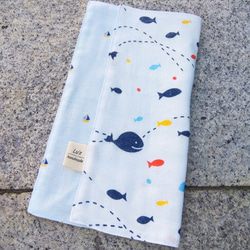 Lu's handmade//藍色 小鯨魚 雙層棉紗布料 手帕 手工純棉手帕 二重紗手帕 第2張的照片