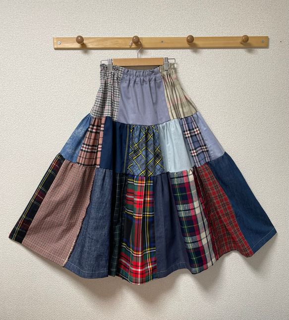 『 風を舞とう 』ティアードスカート  パッチワーク　17種のタータンチェック柄　9種のブルー系　布地を使用　 3枚目の画像